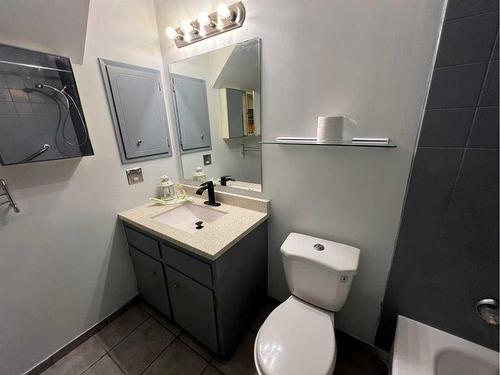 123 Edgepark Boulevard Nw, Calgary, AB - Indoor Photo Showing Bathroom