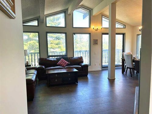 123 Edgepark Boulevard Nw, Calgary, AB - Indoor Photo Showing Living Room