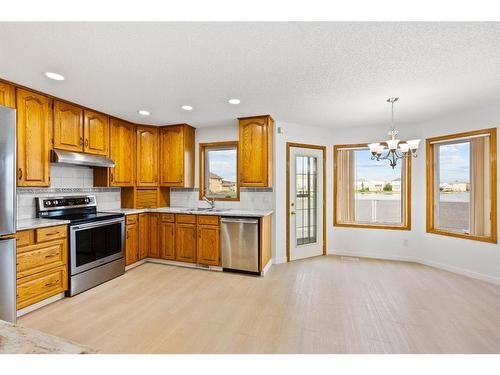 147 Coral Shores Landing Ne, Calgary, AB - Indoor Photo Showing Kitchen