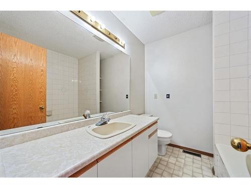 219 Edgedale Gardens Nw, Calgary, AB - Indoor Photo Showing Bathroom
