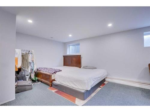 64 Evansglen Close Nw, Calgary, AB - Indoor Photo Showing Bedroom