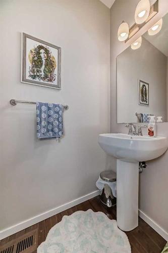 20 Nolancrest Green Nw, Calgary, AB - Indoor Photo Showing Bathroom