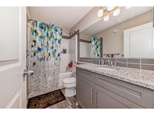 20 Nolancrest Green Nw, Calgary, AB - Indoor Photo Showing Bathroom