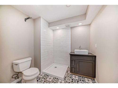 20 Nolancrest Green Nw, Calgary, AB - Indoor Photo Showing Bathroom