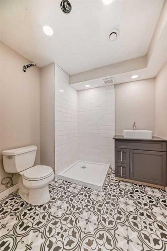 20 Nolancrest Green Nw, Calgary, AB - Indoor Photo Showing Bathroom