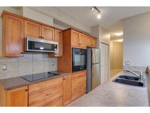 426-3111 34 Avenue Nw, Calgary, AB - Indoor Photo Showing Kitchen With Double Sink