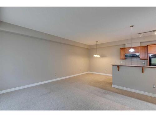 426-3111 34 Avenue Nw, Calgary, AB - Indoor Photo Showing Kitchen