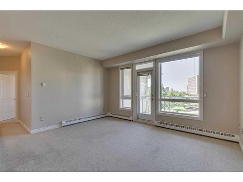 426-3111 34 Avenue Nw, Calgary, AB - Indoor Photo Showing Other Room