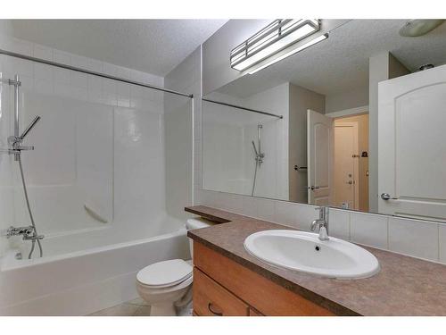 426-3111 34 Avenue Nw, Calgary, AB - Indoor Photo Showing Bathroom