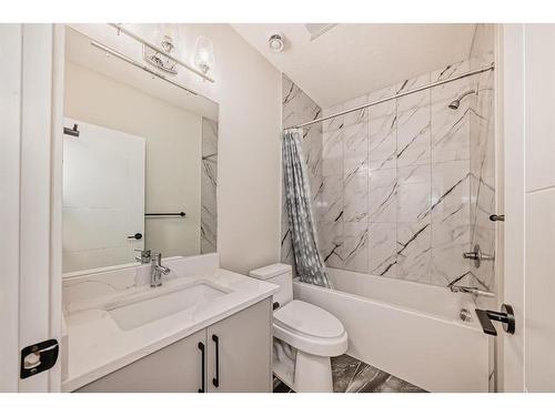 4834 87 Avenue Ne, Calgary, AB - Indoor Photo Showing Bathroom