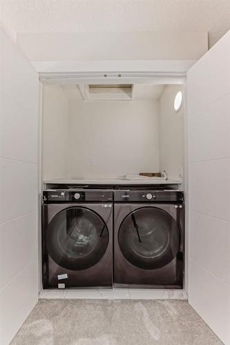 4834 87 Avenue Ne, Calgary, AB - Indoor Photo Showing Laundry Room