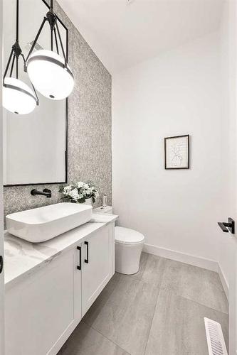 922 33A Street Nw, Calgary, AB - Indoor Photo Showing Bathroom