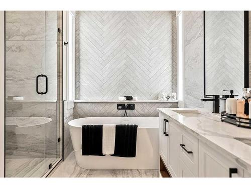 922 33A Street Nw, Calgary, AB - Indoor Photo Showing Bathroom