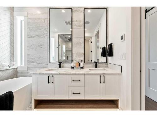 922 33A Street Nw, Calgary, AB - Indoor Photo Showing Bathroom