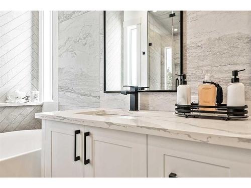 922 33A Street Nw, Calgary, AB - Indoor Photo Showing Bathroom