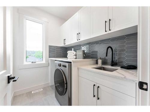 922 33A Street Nw, Calgary, AB - Indoor Photo Showing Laundry Room