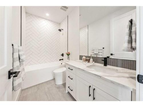 922 33A Street Nw, Calgary, AB - Indoor Photo Showing Bathroom