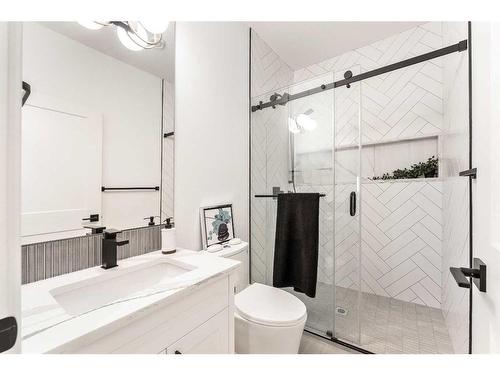 922 33A Street Nw, Calgary, AB - Indoor Photo Showing Bathroom