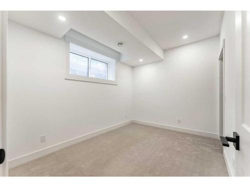 922 33A Street Nw, Calgary, AB - Indoor Photo Showing Other Room