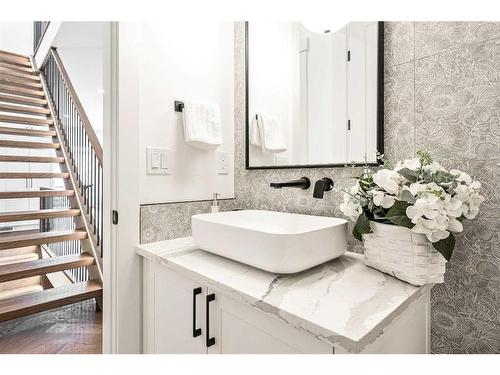 922 33A Street Nw, Calgary, AB - Indoor Photo Showing Bathroom