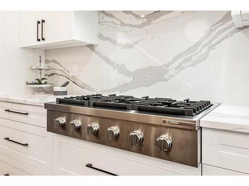 922 33A Street Nw, Calgary, AB - Indoor Photo Showing Kitchen