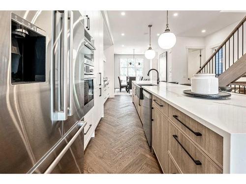 922 33A Street Nw, Calgary, AB - Indoor Photo Showing Kitchen With Upgraded Kitchen