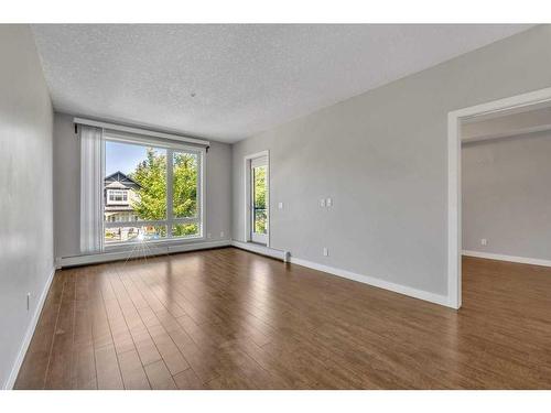 203-607 17 Avenue Nw, Calgary, AB - Indoor Photo Showing Living Room