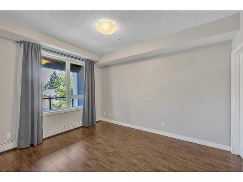 203-607 17 Avenue Nw, Calgary, AB - Indoor Photo Showing Other Room