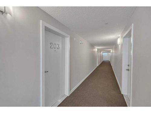 203-607 17 Avenue Nw, Calgary, AB - Indoor Photo Showing Other Room