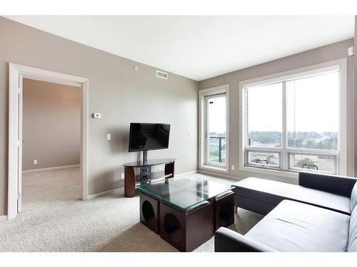 908-210 15 Avenue Se, Calgary, AB - Indoor Photo Showing Living Room