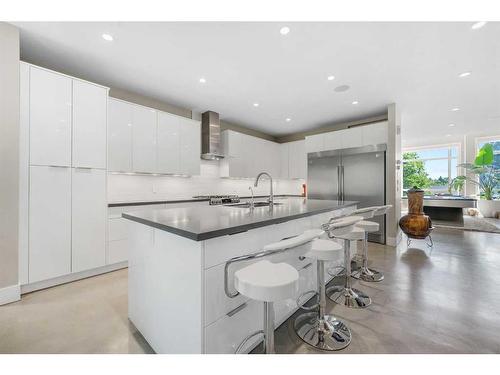 2515 17A Street Sw, Calgary, AB - Indoor Photo Showing Kitchen