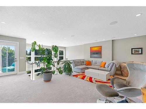 2515 17A Street Sw, Calgary, AB - Indoor Photo Showing Living Room