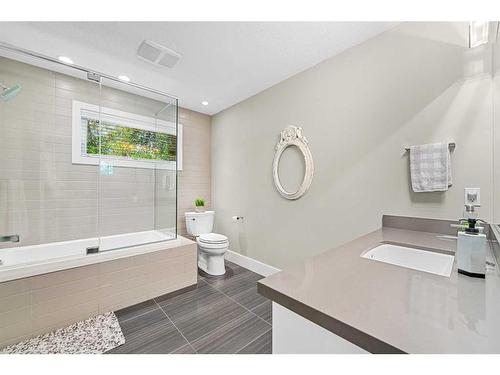 2515 17A Street Sw, Calgary, AB - Indoor Photo Showing Bathroom