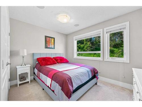 2515 17A Street Sw, Calgary, AB - Indoor Photo Showing Bedroom