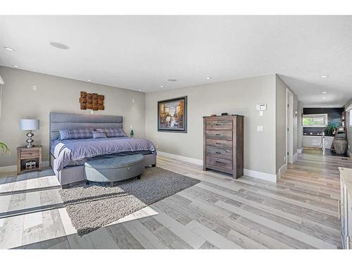 2515 17A Street Sw, Calgary, AB - Indoor Photo Showing Bedroom