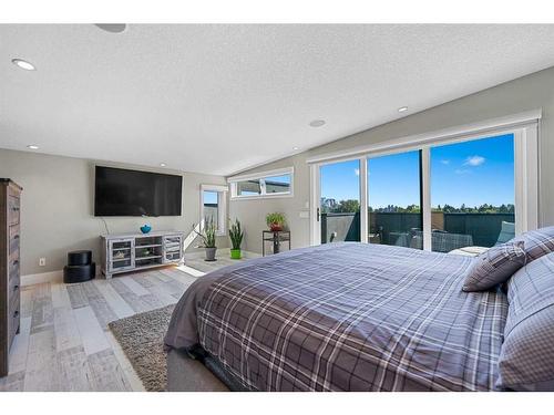 2515 17A Street Sw, Calgary, AB - Indoor Photo Showing Bedroom