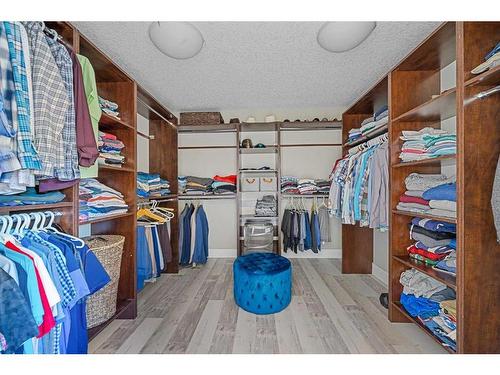 2515 17A Street Sw, Calgary, AB - Indoor With Storage