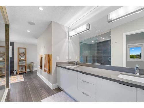 2515 17A Street Sw, Calgary, AB - Indoor Photo Showing Bathroom