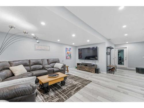 2515 17A Street Sw, Calgary, AB - Indoor Photo Showing Living Room