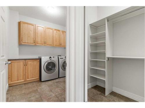 1565 Strathcona Drive Sw, Calgary, AB - Indoor Photo Showing Laundry Room