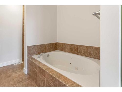 1565 Strathcona Drive Sw, Calgary, AB - Indoor Photo Showing Bathroom