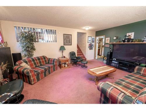 279 Shawinigan Drive Sw, Calgary, AB - Indoor Photo Showing Living Room