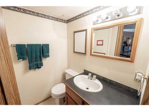 279 Shawinigan Drive Sw, Calgary, AB - Indoor Photo Showing Bathroom