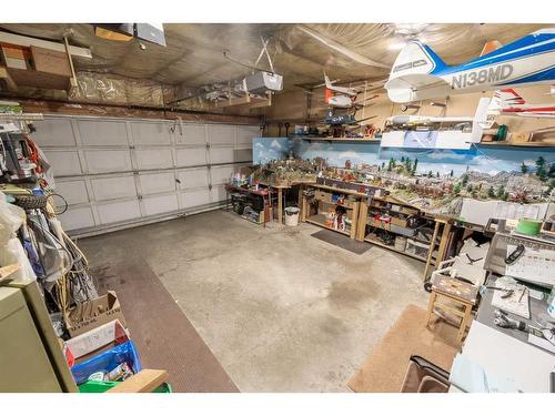 279 Shawinigan Drive Sw, Calgary, AB - Indoor Photo Showing Garage