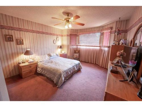 279 Shawinigan Drive Sw, Calgary, AB - Indoor Photo Showing Bedroom