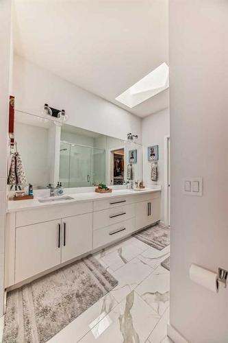 2-1416 19 Avenue Nw, Calgary, AB - Indoor Photo Showing Bathroom