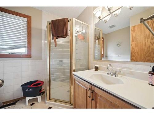 315 Hawkland Circle Nw, Calgary, AB - Indoor Photo Showing Bathroom