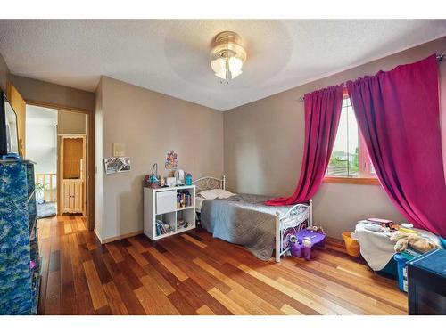 315 Hawkland Circle Nw, Calgary, AB - Indoor Photo Showing Bedroom