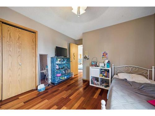 315 Hawkland Circle Nw, Calgary, AB - Indoor Photo Showing Bedroom