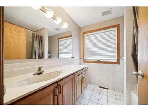 315 Hawkland Circle Nw, Calgary, AB - Indoor Photo Showing Bathroom